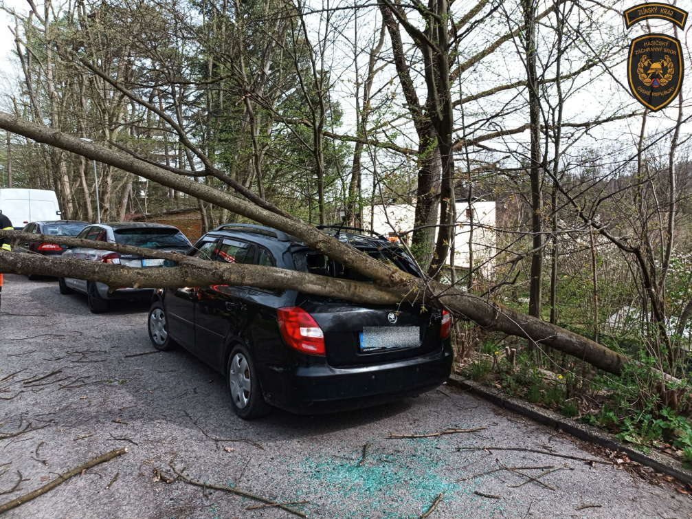 Hasiče zaměstnal silný vítr. Nejvíce zásahů měli na Velikonoční pondělí