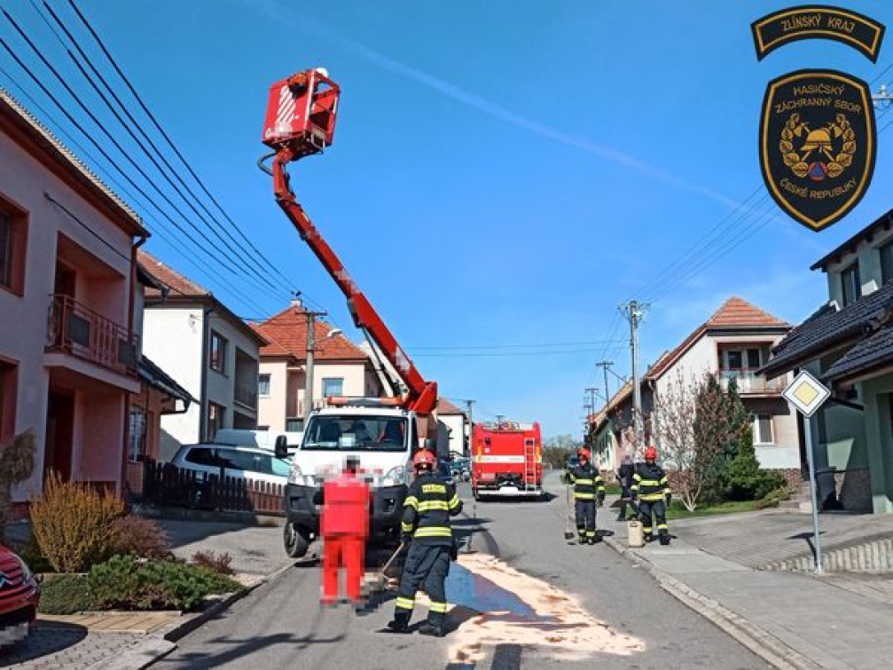 Muž uvízl na plošině v šesti metrech. Sundávali ho hasiči 