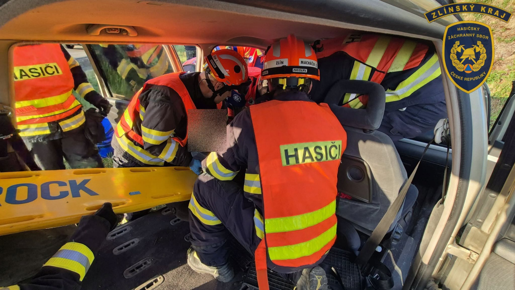 Zaklíněného řidiče museli hasiči vyprostit z havarovaného auta ve Slušovicích