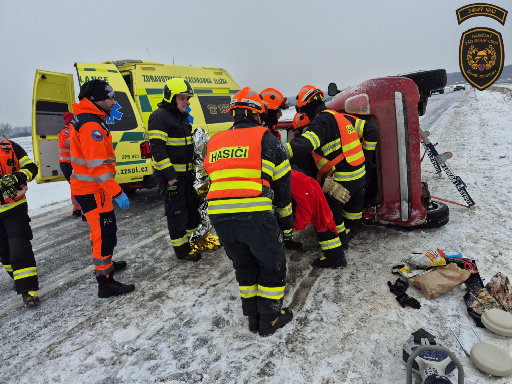 Hasiči vyprošťovali řidiče z havarovaného vozu