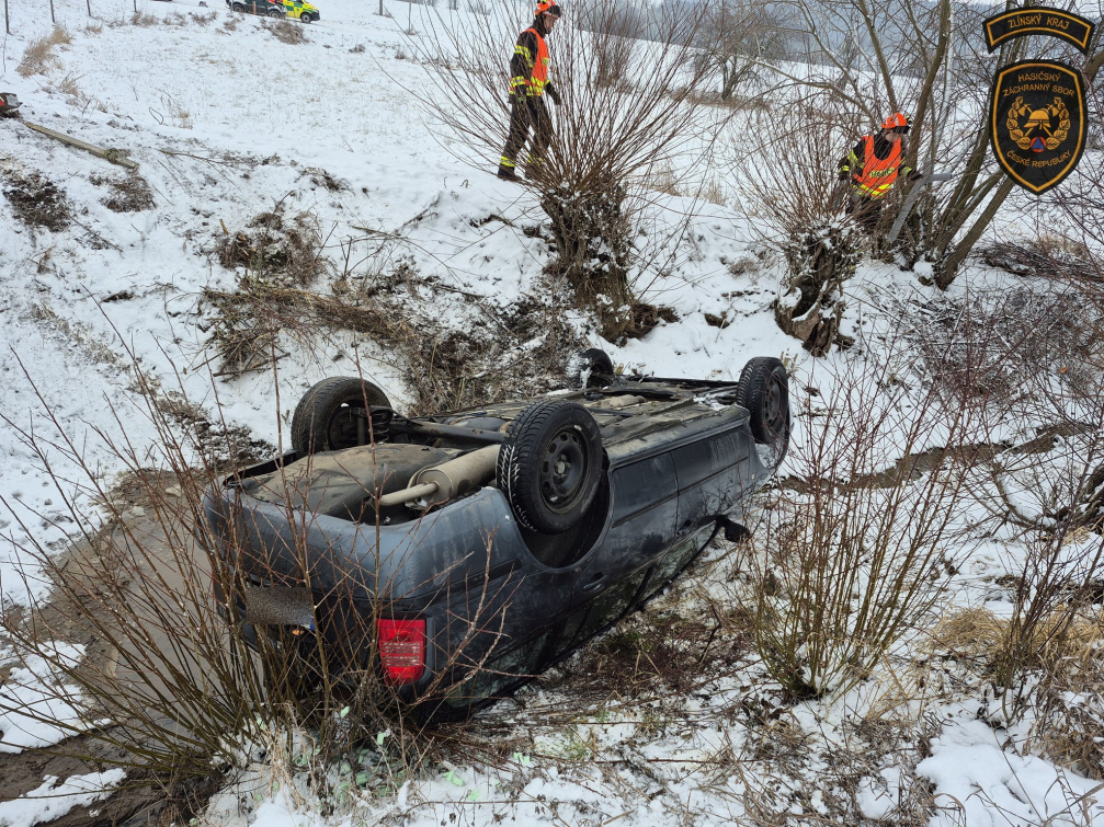 Řidička skončila s autem na střeše v korytě potoka i se dvěma dětmi