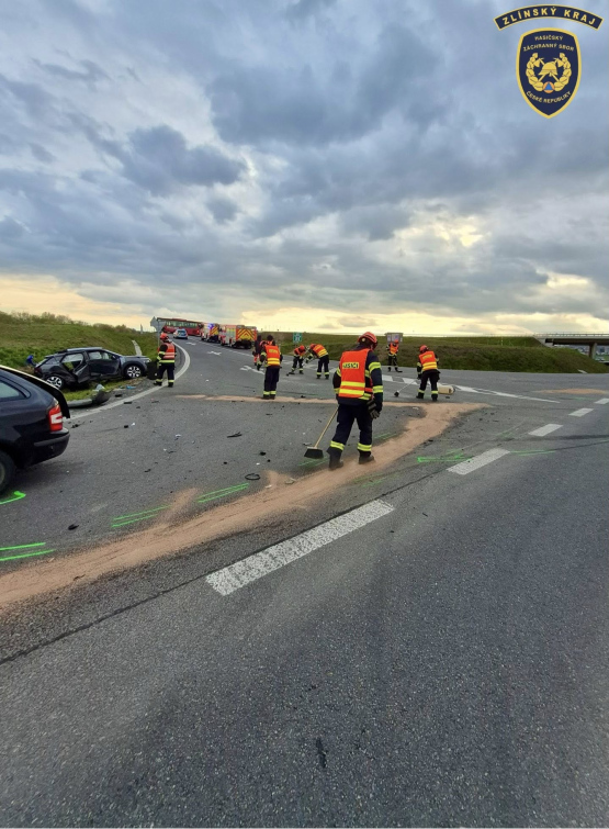 Po havárii vyprošťovali hasiči z aut dvě zaklíněné osoby