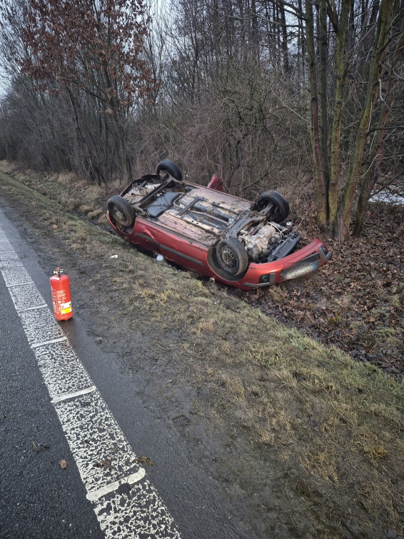 Řidička převrátila auto na střechu i s dítětem