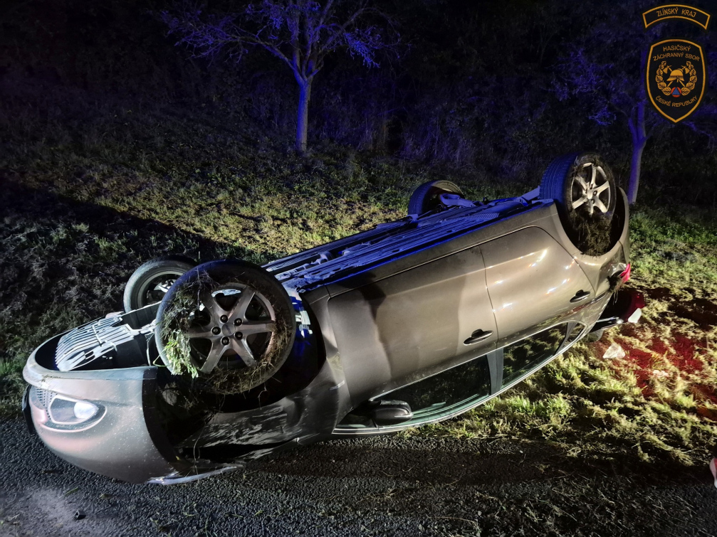 Z pátku na sobotu tři nehody. Auto ve Zlíně vjelo do domu