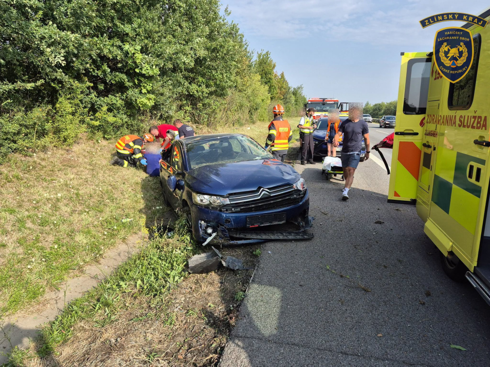 Na dálnici u Bezměrova se srazila dvě auta