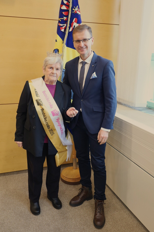 Hejtman se setkal s vítězkou soutěže Babička roku. Žena z Ratiboře okouzlila zpěvem valašských písní