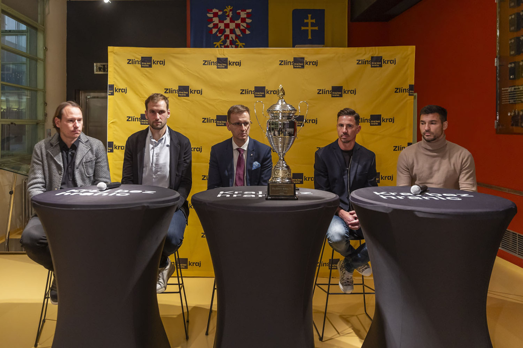 Hejtman předal fotbalistům Slovácka historicky první pohár Vládci kraje
