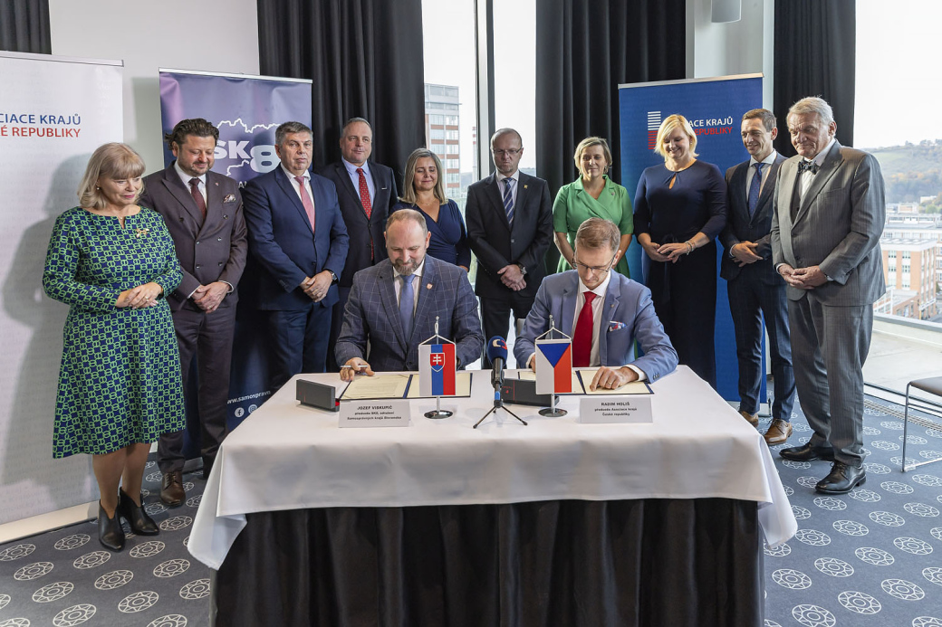 Hejtmani z Česka a Slovenska se setkali ve Zlíně. Podepsali memorandum o užší spolupráci