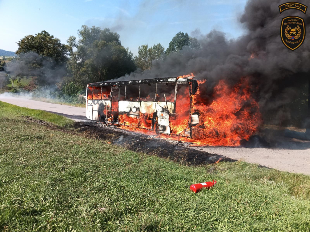 Autobus pohltily plameny. Zbyla z něj jen kostra 