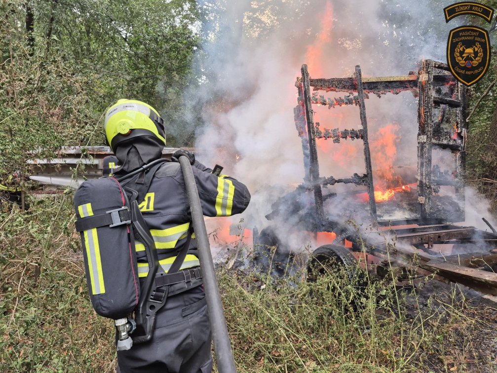 Na Kroměřížsku hořela maringotka a včelín