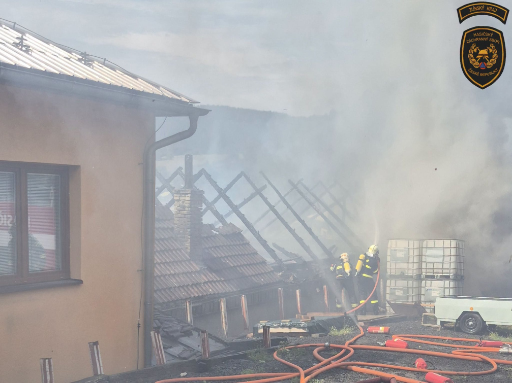 Požár hospodářského objektu zasáhl i okolí 