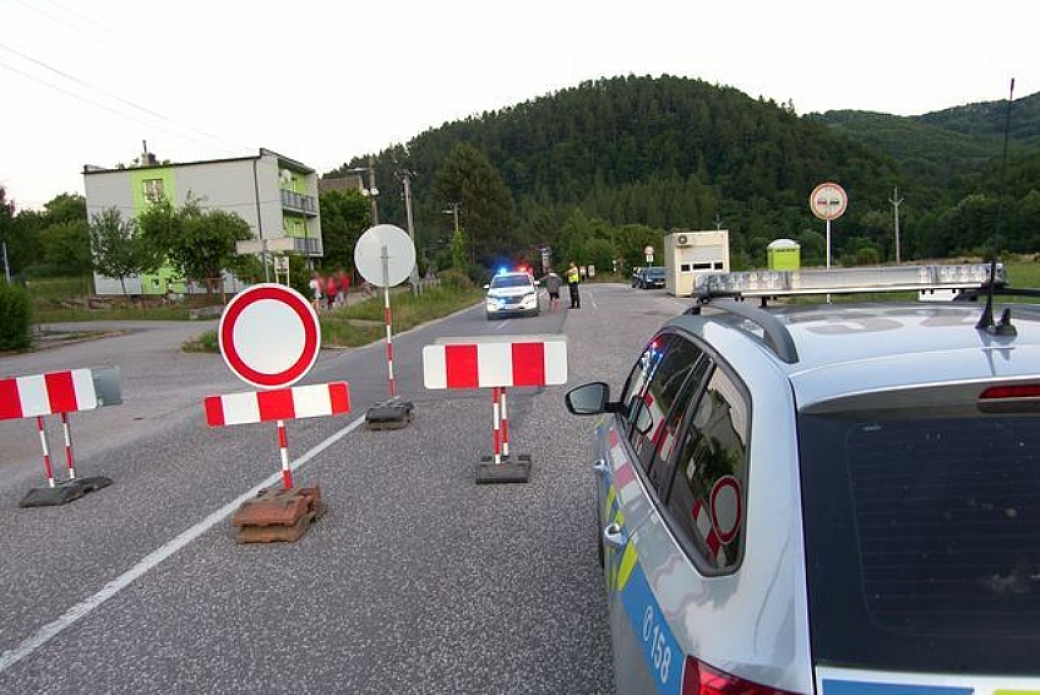 Ze Zlínského kraje na Slovensko přes Střelnou, Starý Hrozenkov a Bumbálku, ostatní hraniční přechody jsou uzavřeny