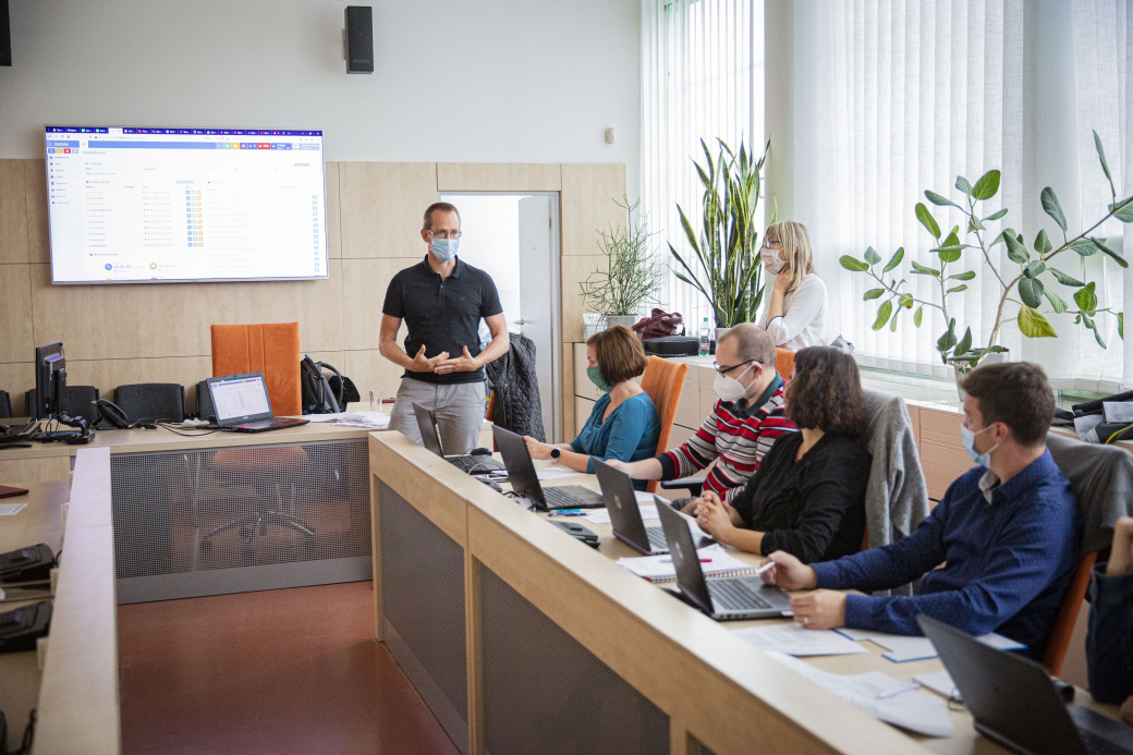 Zaměstnanci krajského úřadu pomohou hygienikům obvolávat rizikové kontakty nakažených