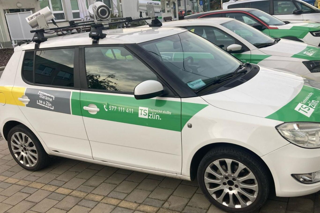 Parkování v ulicích Zlína bude kontrolovat chytré kamerové auto