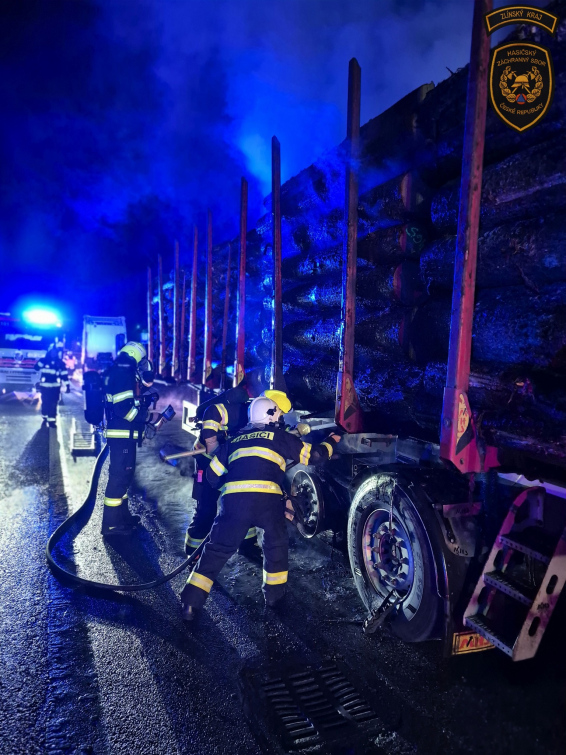 Noční požár kamionu s dřevem zaměstnal hasiče v Buchlovských kopcích