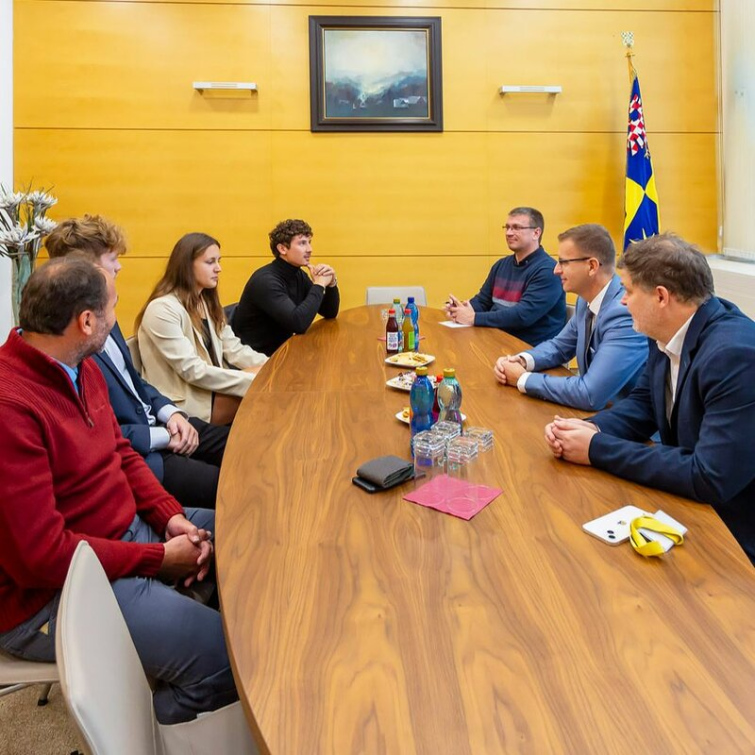 Hejtman s radním pro sport přijali úspěšné mladé kanoisty z Ostrožské Nové Vsi