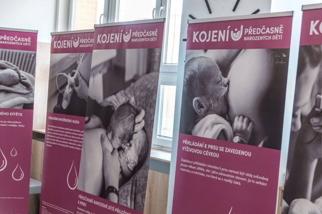 Zlínskou porodnici zdobí panely s fotografiemi kojení