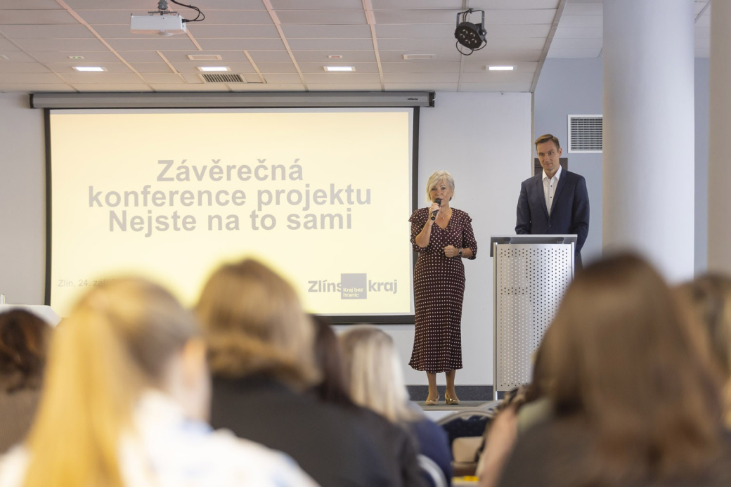 Desítky proškolených odborníků i konkrétní pomoc pro 149 lidí. Zlínský kraj představil výsledky projektu Nejste na to sami