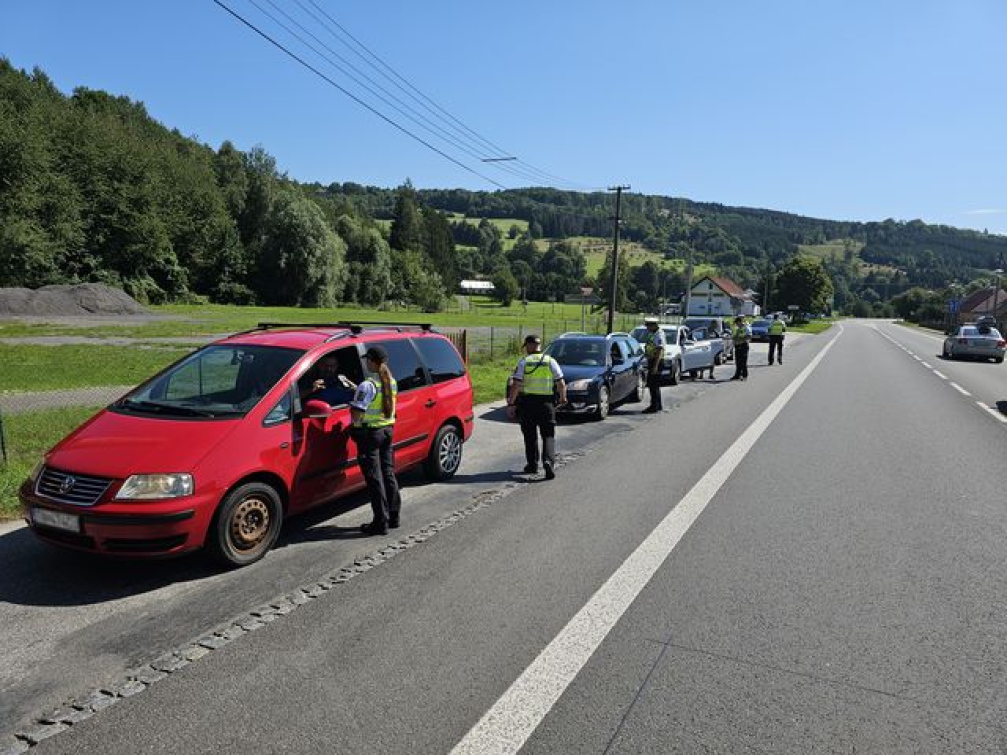 Kontrola řidičů u hraničního přechodu. Hlídala se rychlost, alkohol a drogy