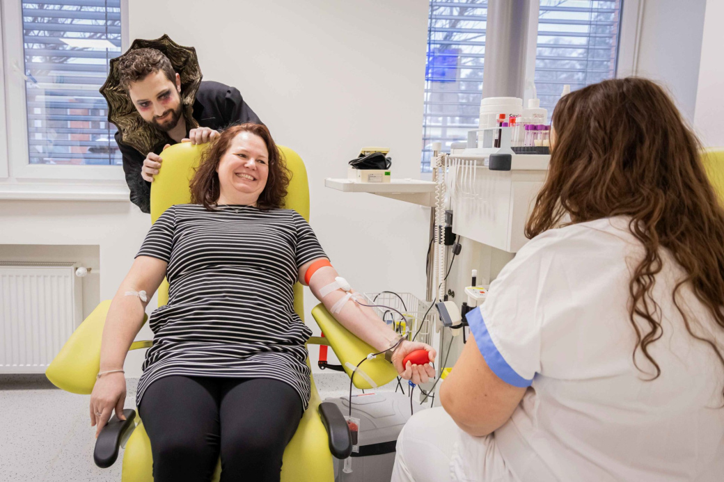 Dárců krve ubývá, kampaň opět podpoří zlínské divadlo