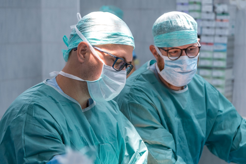 Jedno ze tří školících center pro operace kýly je v Kroměříži, tamní chirurgové pořádají workshopy