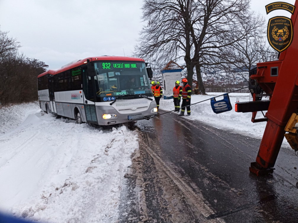 Ledové pondělí. Hasiči nestačili vytahovat vozidla z příkopů 