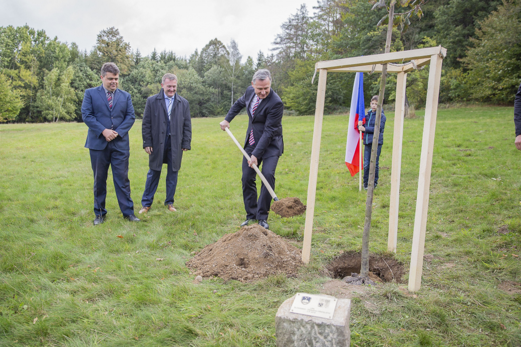 Občané Provodova zasadili lípu slovinsko-českého přátelství