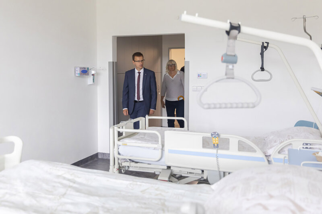 Baťova nemocnice modernizuje lůžková oddělení. Průběh prací si prohlédla krajská komise