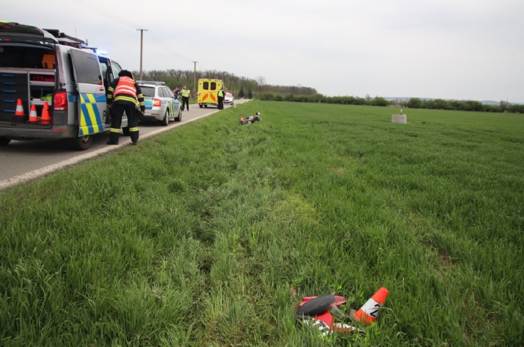 Řidič motocyklu skončil v poli 