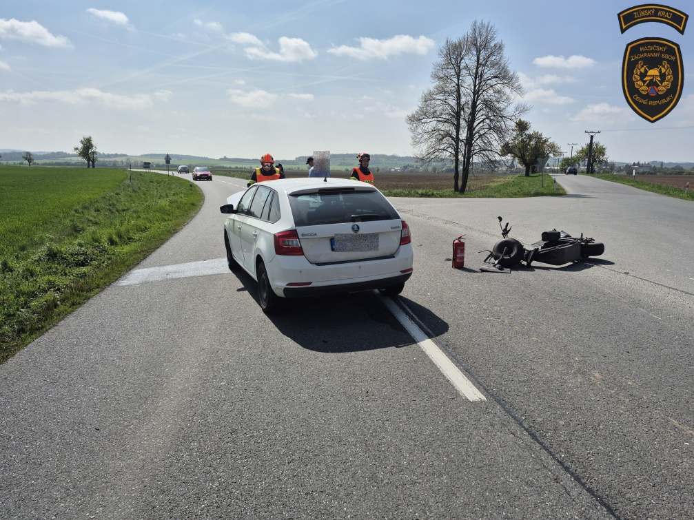Po srážce s autem utrpěl řidič motorky i jeho spolucestující zranění