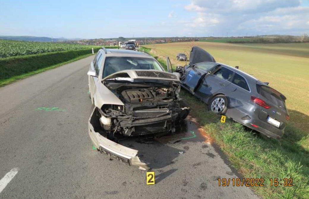 Motorkář zavinil nehodu tří aut a zranění několika řidičů