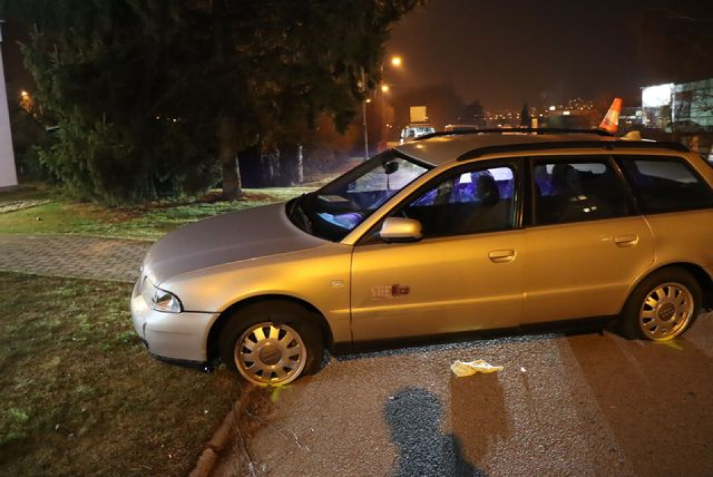 Projela na červenou, ujížděla policistům. Ohrozila chodce, řidičák neměla 