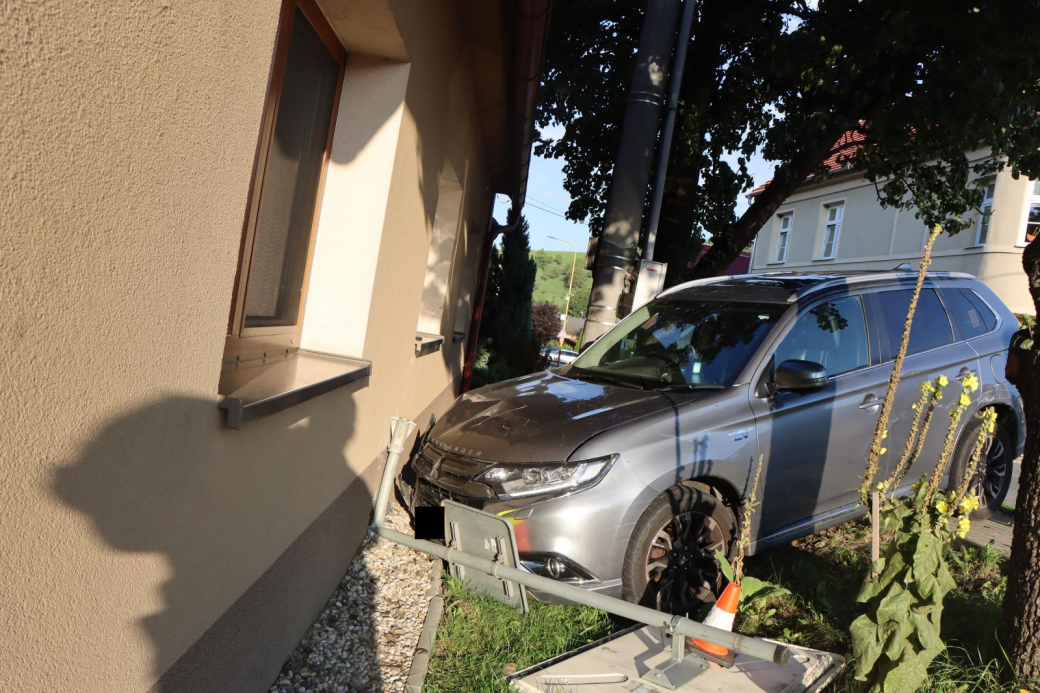 Naboural do domu a majiteli vyhrožoval zabitím sekáčkem. Pak chtěl ujet