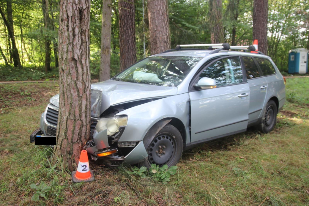 Nadýchal dvě promile a pokračoval v jízdě. Havaroval do stromu 