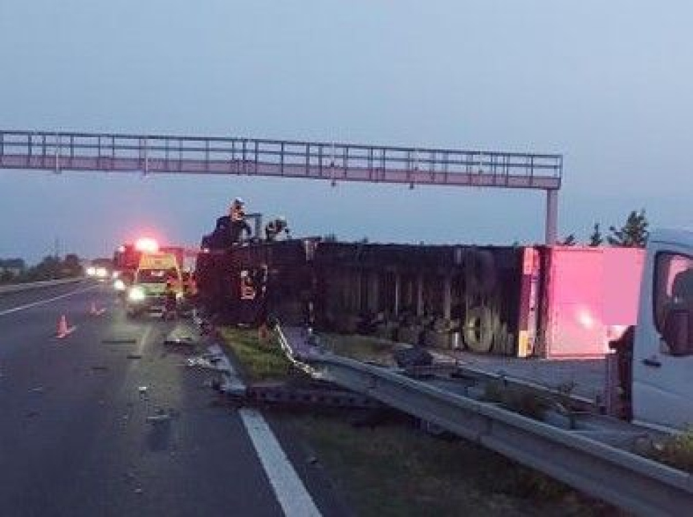 Dopravní nehoda náklaďáku a dodávky na dálnici D1 u Kroměříže