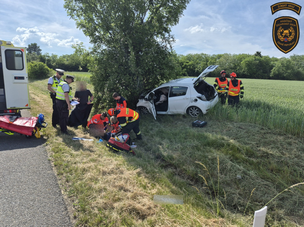 Náraz do stromu ukončil jízdu řidičky ve Starém Městě