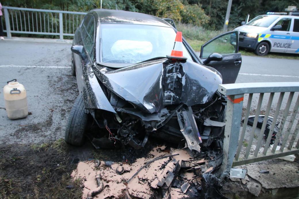 Nezvládl auto a narazil do zábradlí