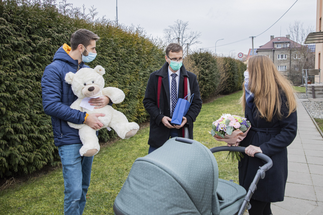 Hejtman Radim Holiš poblahopřál rodičům prvního letošního občánka