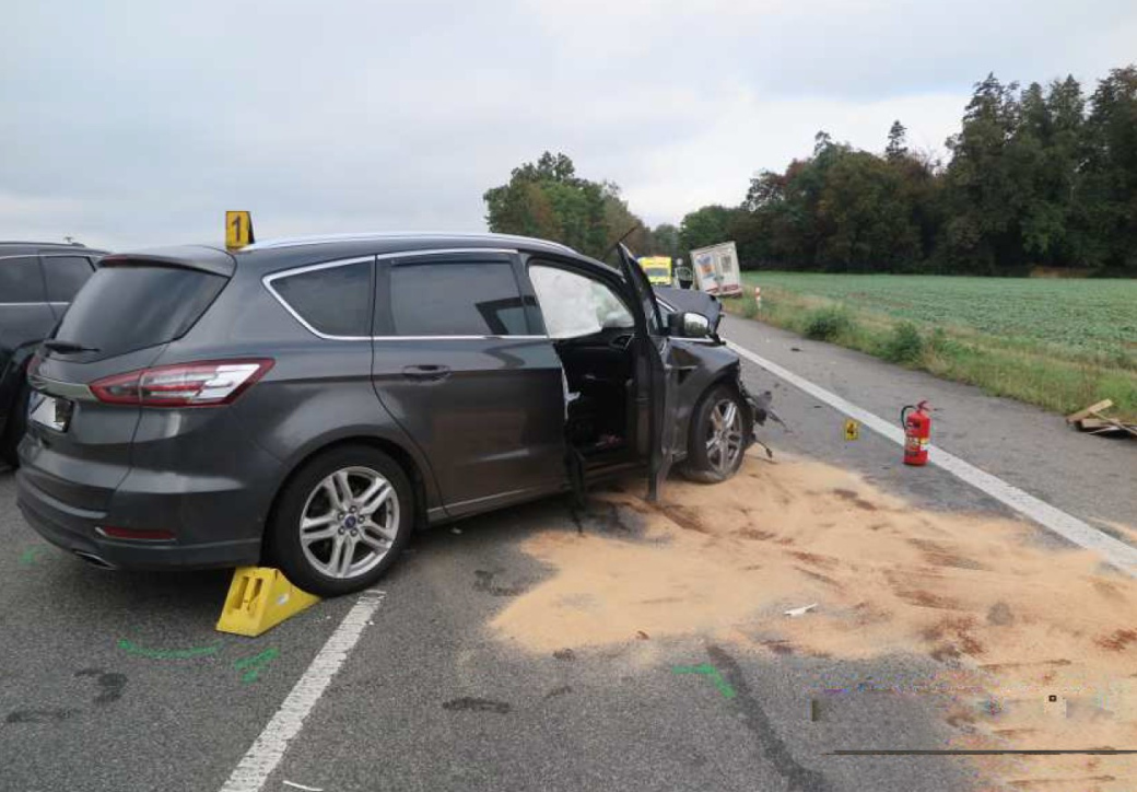 Nedobrzdil a motocyklistu přimáčkl na další auto