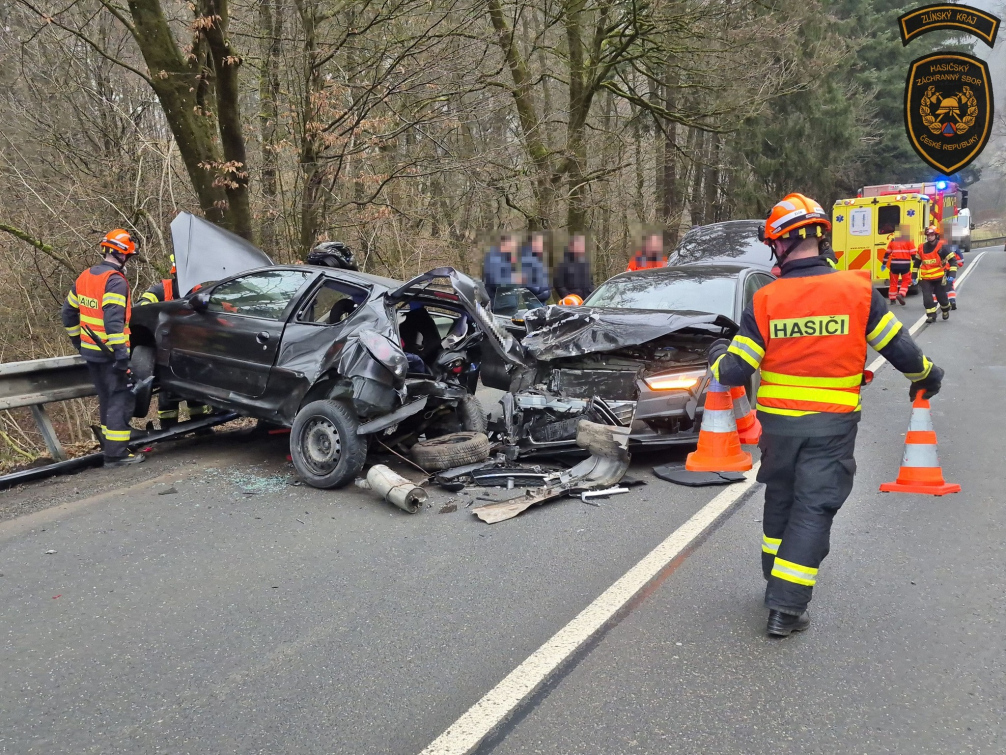 Nehoda tří vozidel u Velíkové si vyžádala tři zraněné
