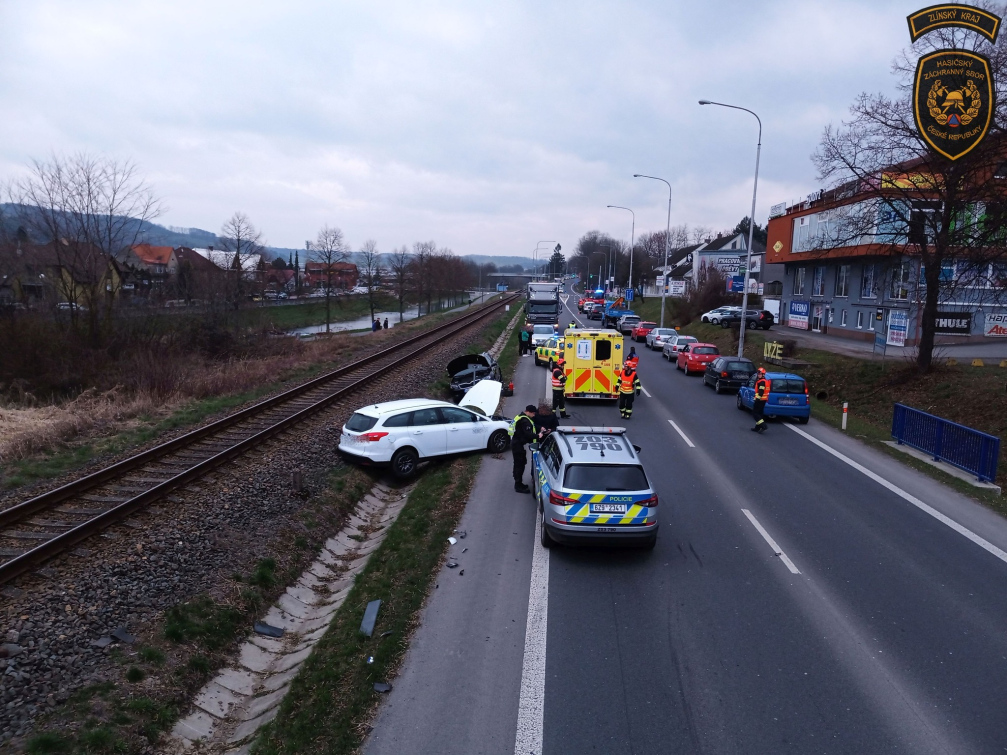 Nehoda čtyř vozidel na rušné zlínské komunikaci