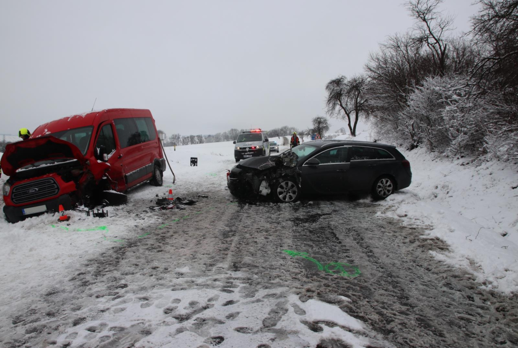 Mladá řidička nezvládla rychlou jízdu. Výsledkem je pět zraněných