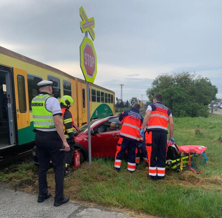 Srážka vlaku a osobního auta v Želechovicích nad Dřevnicí