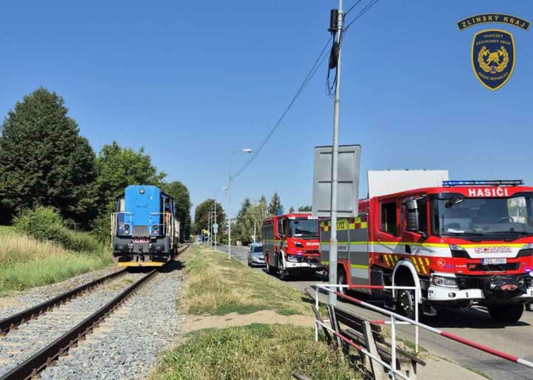 Cyklista přejížděl železniční přechod. Přehlédl přijíždějící lokomotivu
