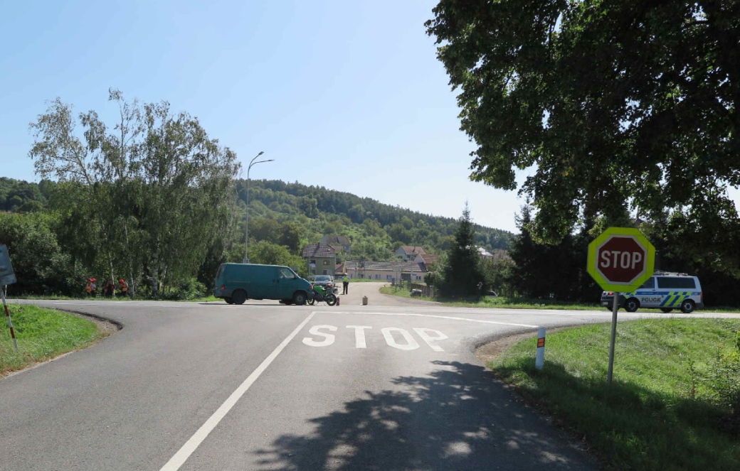 Nehoda osobáku s motorkou. Motorkářka utrpěla zranění 