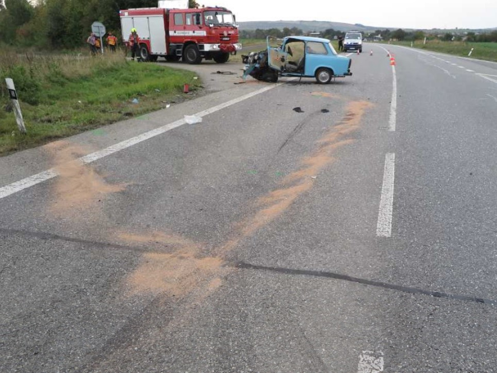 Nehoda osobáku s veteránem. Oba řidiči utrpěli zranění 