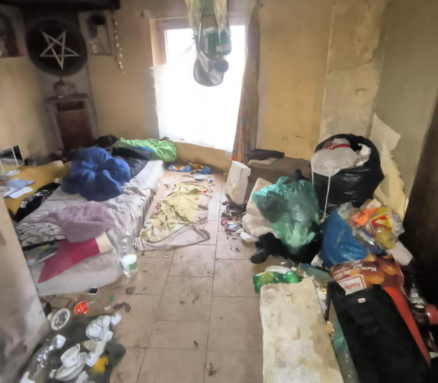 Nastěhovali se do neobydleného domu. Dlouho tam nepobyli 