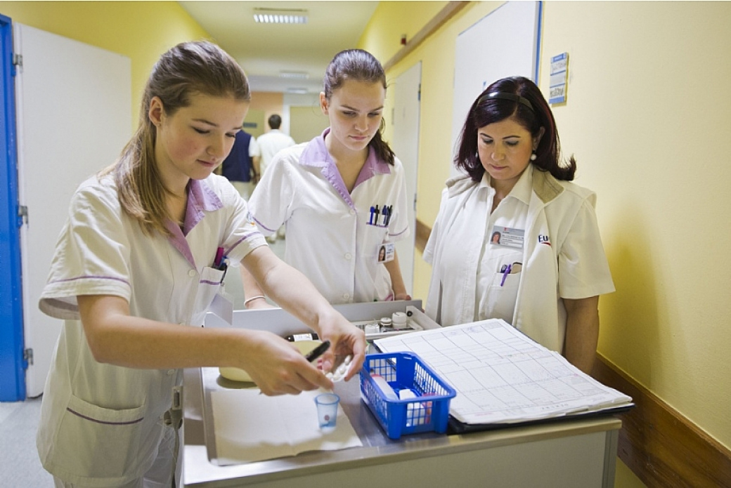 Novinka v nemocnicích: Kraj schválil odměnu pro školitele začínajících kolegů