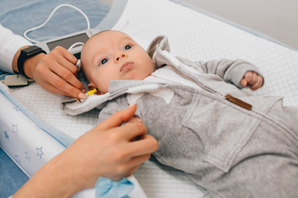 Vyšetření sluchu u novorozenců provádí v Kroměřížské nemocnici hned v porodnici