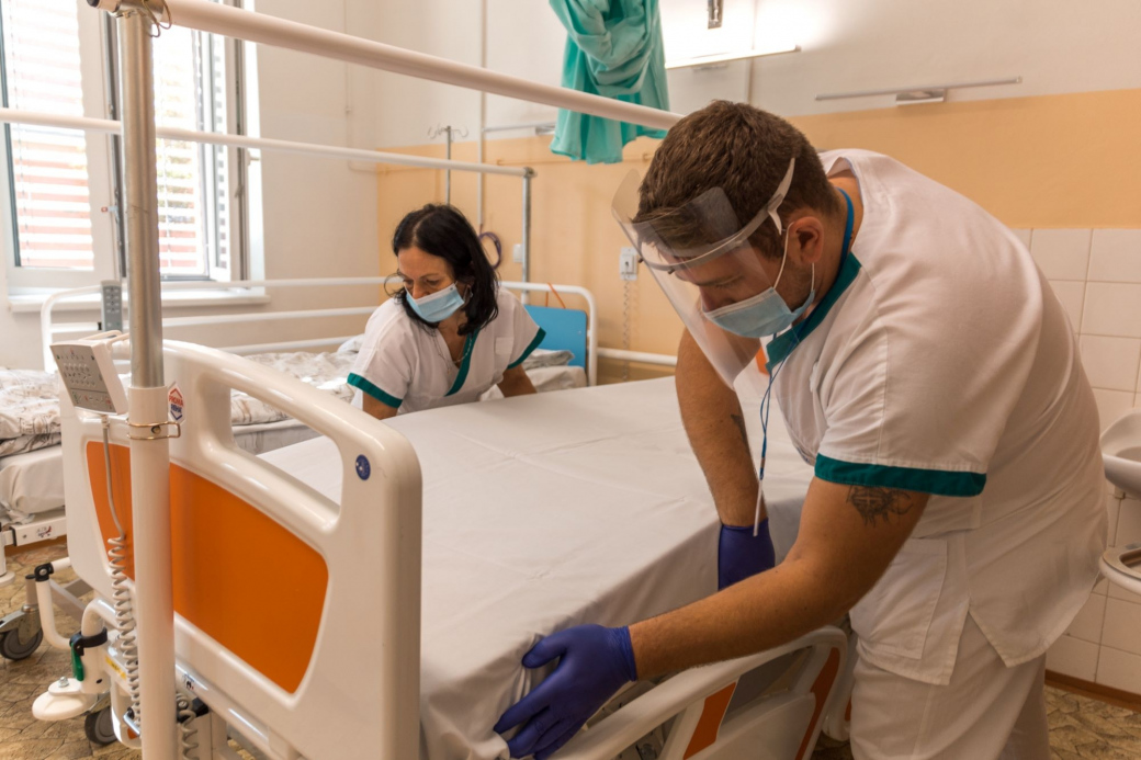 Nemocnice Zlínského kraje znovu odkládají operace a obnovují covidová lůžka